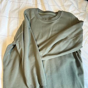 LULULEMON PERFECTLY OVERSIZED CREW - SIZE 10/12
